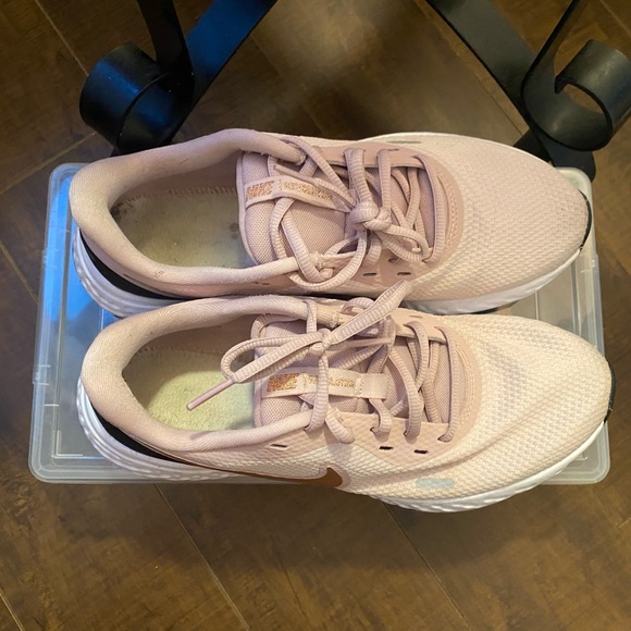🪸🍂Nike Revolution 5
Barely Rose (Women's) No Insole but like new - Picture 11 of 14